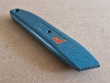 Load image into Gallery viewer, Vintage Spiralux Model 1670 Retractable Craft / Carpet Knife Blue Colour