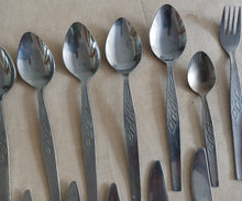 Load image into Gallery viewer, Unbranded Cutlery Set Stainless Steel Leaf Pattern 13 Piece Spoons Knives Fork