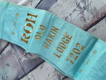 Load image into Gallery viewer, Vintage Freemasons Masonic masonic ROH Old Hakin Lodge 7202 regalia and gloves,