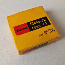Load image into Gallery viewer, Kodisk Close-Up Lens +1 No. 255 Vintage Lens with Original Box & Manual