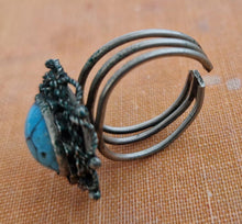 Load image into Gallery viewer, Vintage Southwestern Turquoise Stone Ring On Metal Setting