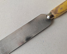 Load image into Gallery viewer, Vintage Skyline Offset Spatula – 30cm Long – 3.5cm Wide – Yellow Wooden Handle