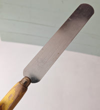 Load image into Gallery viewer, Vintage Skyline Offset Spatula – 30cm Long – 3.5cm Wide – Yellow Wooden Handle