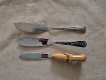 Load image into Gallery viewer, Vintage Mixed Butter Spreader Knives – Set of 3 – Used – 12–12.5cm