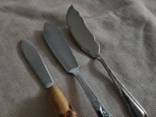 Load image into Gallery viewer, Vintage Mixed Butter Spreader Knives – Set of 3 – Used – 12–12.5cm