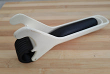 Load image into Gallery viewer, Vintage PresaFacile Hot Plate Gripper - Retro Kitchen Tool for Safe Handling