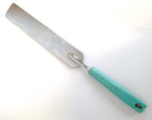Load image into Gallery viewer, Vintage Retro Spreader Blade Cake Icing Knife Spatula Plastic Handle, Kitchen Utensil, Kitchenalia