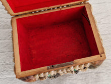 Load image into Gallery viewer, Vintage kitsch seaside souvenir shell jewellery trinket box rectangle shaped