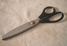 Load image into Gallery viewer, Vintage PAL Pinking Shears / Craft Scissors – Black Handle – 19.3cm – Display