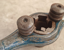 Load image into Gallery viewer, Genuine Vintage 1" x 16 TPI Round Threading Die + 40cm Die Holder Handle