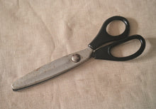 Load image into Gallery viewer, Vintage PAL Pinking Shears / Craft Scissors – Black Handle – 19.3cm – Display