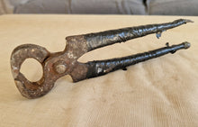 Load image into Gallery viewer, Vintage Nail Pincers Puller Nippers Cutter, Carpenter Woodworker Tool 21.5cm