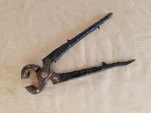 Load image into Gallery viewer, Vintage Nail Pincers Puller Nippers Cutter, Carpenter Woodworker Tool 21.5cm