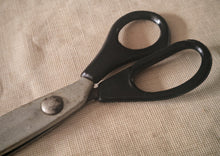 Load image into Gallery viewer, Vintage PAL Pinking Shears / Craft Scissors – Black Handle – 19.3cm – Display