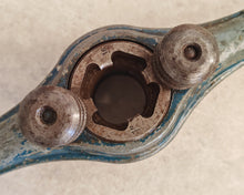 Load image into Gallery viewer, Genuine Vintage 1" x 16 TPI Round Threading Die + 40cm Die Holder Handle