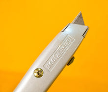 Load image into Gallery viewer, Vintage Stanley 99E Retractable Craft / Carpet Knife Handle