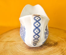 Load image into Gallery viewer, Royal Staffordshire Willow Pattern Sauce / Gravy Boat by J&G Meakin England