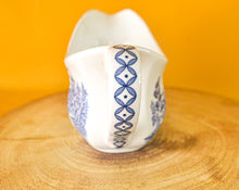 Load image into Gallery viewer, Royal Staffordshire Willow Pattern Sauce / Gravy Boat by J&G Meakin England