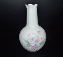 Load image into Gallery viewer, Aynsley Fine English Bone China &quot;Little Sweetheart&quot; Long Neck Small Vase 13cm
