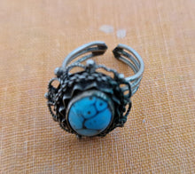 Load image into Gallery viewer, Vintage Southwestern Turquoise Stone Ring On Metal Setting
