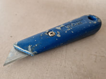 Load image into Gallery viewer, Vintage Wickes No TK202 Utility Carpet Cutting Knife
