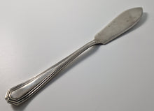 Load image into Gallery viewer, Vintage Sheffield silver plated butter / spreading knife Marked SSP Ltd A
