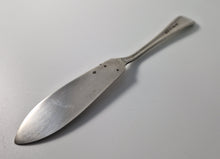 Load image into Gallery viewer, Vintage Sheffield silver plated butter / spreading knife Marked SSP Ltd A
