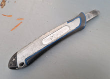 Load image into Gallery viewer, Heavy-Duty Trimming Knife - Retractable Snap-Off Blue Black Colour
