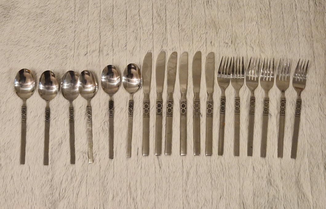 Northland Artistic Stainless Flatware Lot Oneida Spoons, Knives and Forks Set 18 Pieces