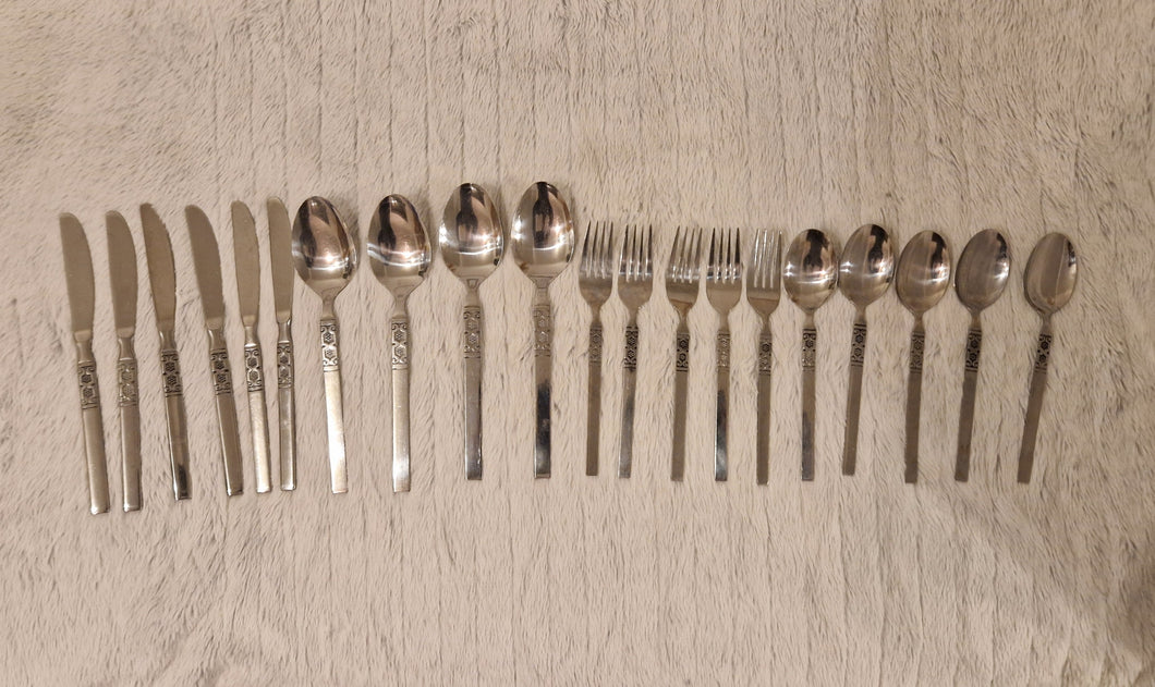 Northland Artistic Stainless Flatware Lot Oneida Spoons, Knives and Forks Set 20 Pieces