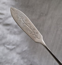 Load image into Gallery viewer, Butter Knife, Vintage Knife, Vintage Silverware, Silverware, Gifts for Women, Mothers Day Gift, Wedding Gift, Birthday Gift, Bridesmaid Gift
