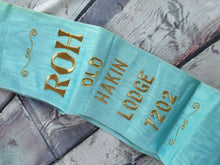 Load image into Gallery viewer, Vintage Freemasons Masonic masonic ROH Old Hakin Lodge 7202 regalia and gloves,
