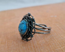 Load image into Gallery viewer, Vintage Southwestern Turquoise Stone Ring On Metal Setting
