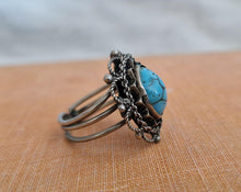 Load image into Gallery viewer, Vintage Southwestern Turquoise Stone Ring On Metal Setting
