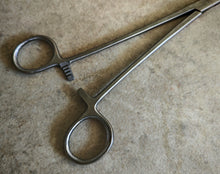 Load image into Gallery viewer, Vintage 26cm Stainless Steel Medical Artery Forceps / Clamp / Surgical Tool
