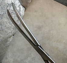 Load image into Gallery viewer, Vintage 26cm Stainless Steel Medical Artery Forceps / Clamp / Surgical Tool
