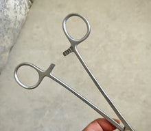 Load image into Gallery viewer, Vintage 26cm Stainless Steel Medical Artery Forceps / Clamp / Surgical Tool
