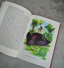 Load image into Gallery viewer, Vintage 1977 Gulliver’s Travels by Jonathan Swift - Illustrated by Derick Bowen - Purnell Hardcover
