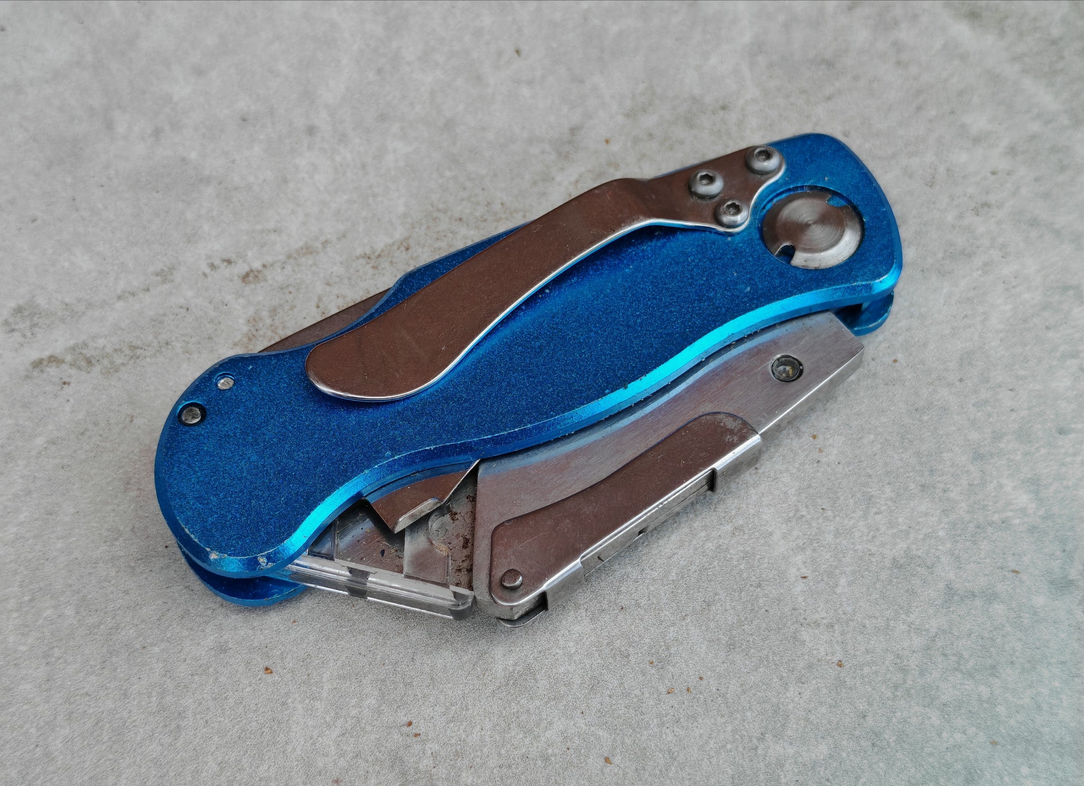 Blue Folding Utility Knife – Multi-Tool Pocket Cutter with Belt Clip – Retractable Blade, Pat Pending Design