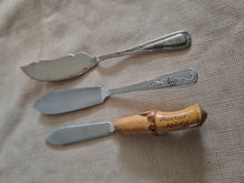Load image into Gallery viewer, Vintage Mixed Butter Spreader Knives – Set of 3 – Used – 12–12.5cm
