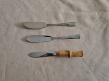 Load image into Gallery viewer, Vintage Mixed Butter Spreader Knives – Set of 3 – Used – 12–12.5cm

