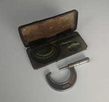 Load image into Gallery viewer, JT Slocomb Co 1"-2" Micrometer Gauge Vintage Precision Measuring Tool w/ Case
