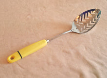 Load image into Gallery viewer, Vintage Slotted Serving Spoon / Skimmer – Plastic Handle – 27.5cm – Used

