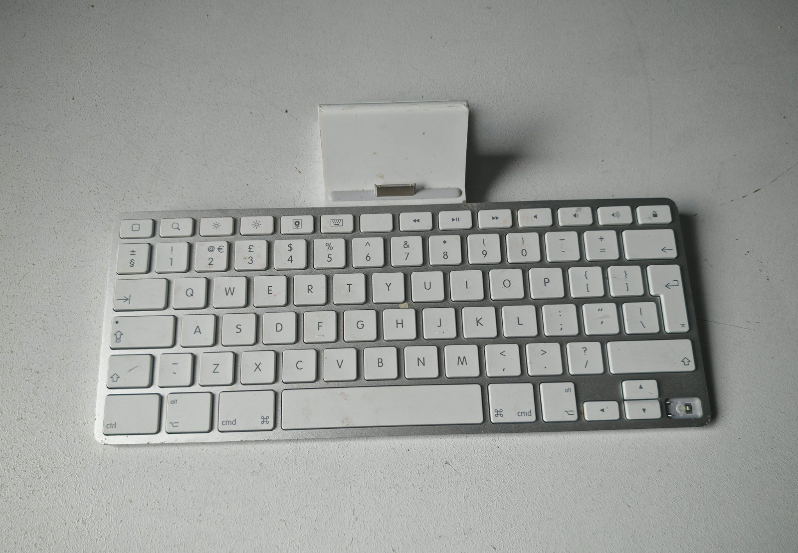 Genuine Apple iPad Keyboard Dock A1359 , 1st Gen , UK Layout 1 Key Missing Used