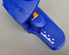 Load image into Gallery viewer, Fiskars Papercraft Border Punch Craft Supply
