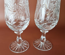 Load image into Gallery viewer, A set of 2 heavy crystal glasses. Wine glasses / champagne glasses
