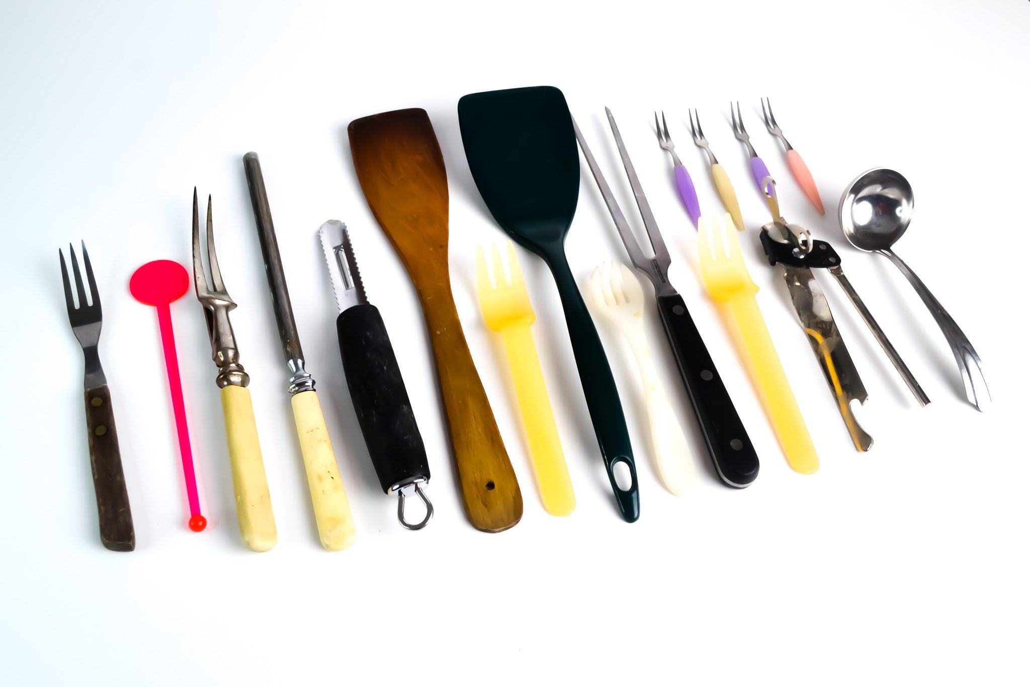 14 x Vintage Kitchen Utensils, Plastic forks, Wooden Spatula, Potato Vegetable Peeler, Can Opener, Knife Sharpner, Steak Fork, etc