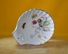 Load image into Gallery viewer, Royal Worcester STRAWBERRY FAIR Shell Shaped Dish (Shape 32 Size 3)
