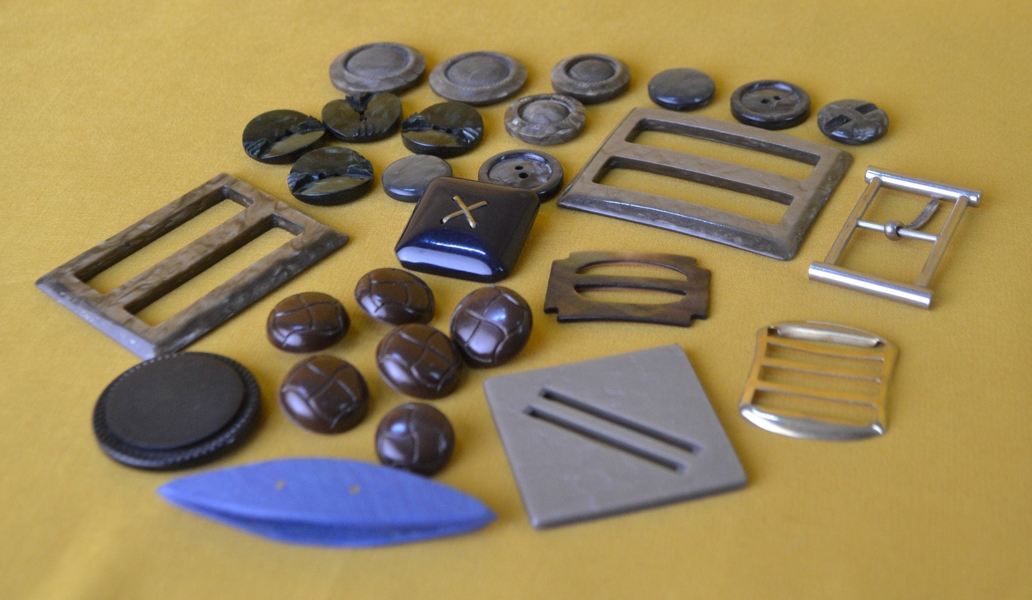 28 x Vintage White 1930s 40s 50s Belt Buckles & Buttons Art Deco Bakelite/ Plastic