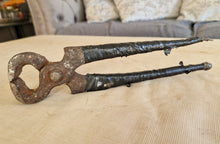 Load image into Gallery viewer, Vintage Nail Pincers Puller Nippers Cutter, Carpenter Woodworker Tool 21.5cm

